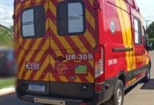 Criança de dois anos morre após passar horas trancada em veículo