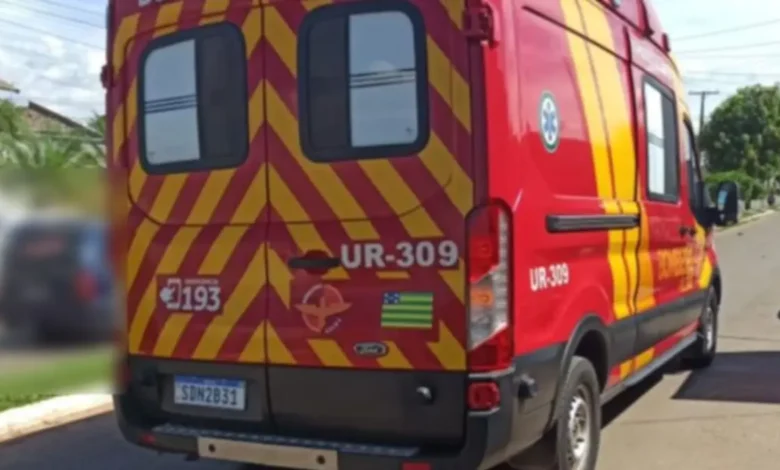 Criança de dois anos morre após passar horas trancada em veículo