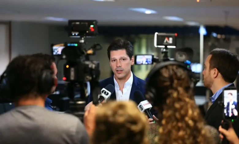Daniel Vilela critica gestão petista e oficializa aliança com Flávio Bolsonaro