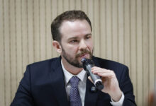 Dario Durigan defende split payment e alerta sobre riscos de retrocesso tributário