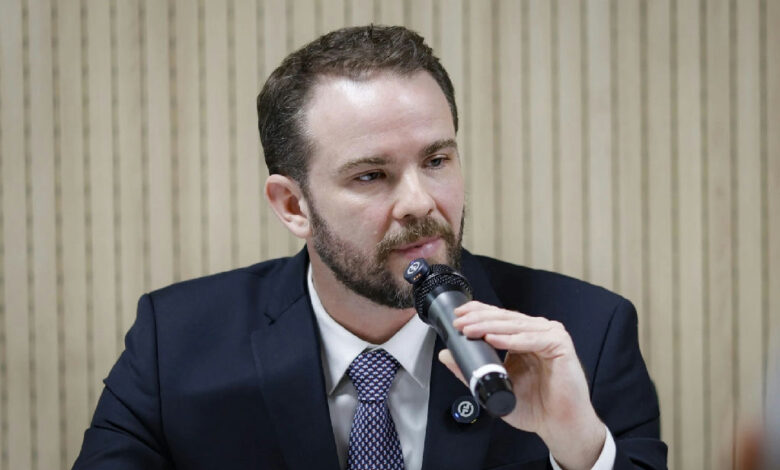 Dario Durigan defende split payment e alerta sobre riscos de retrocesso tributário
