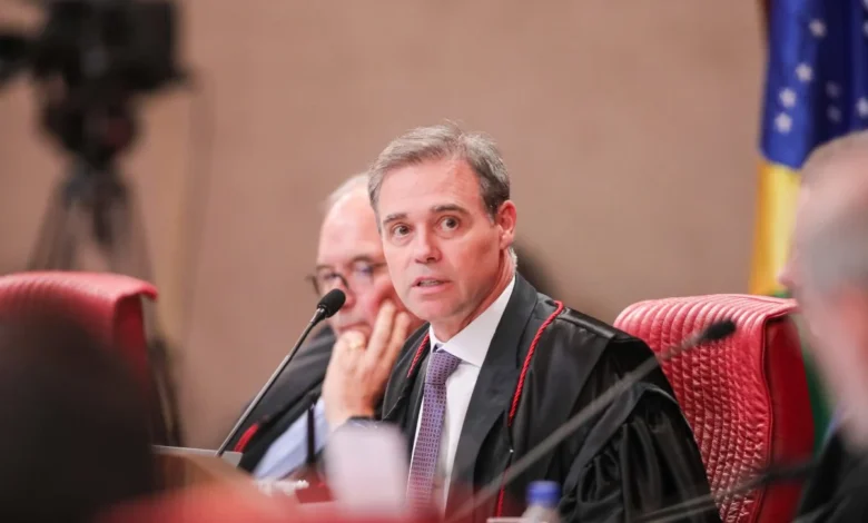 Decisão de ministro do TSE gera protestos de movimentos sociais