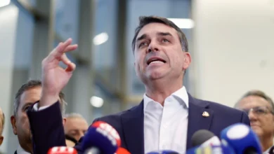 Deputados da Oposição contestam legalidade da entrega de passaportes por Flávio Bolsonaro