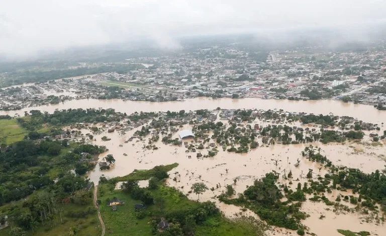 Desigualdade climática: super-ricos poluem mais e lucram com desastres