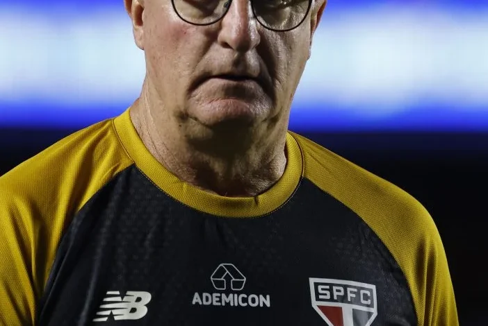 Dorival Júnior exalta entrega do elenco e apoio da torcida em vitória do São Paulo