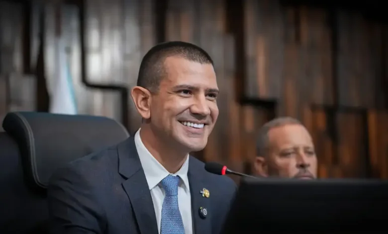 Douglas Ruas tem 37 anos e é oficializado governador do Rio com 50,88% dos votos pelo Tre-rj