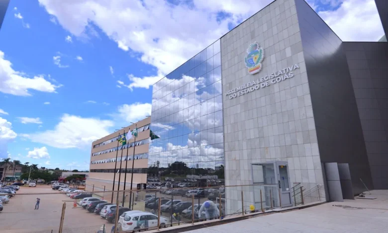 Eleição na mesa diretora agita retorno das sessões da Alego nesta terça-feira