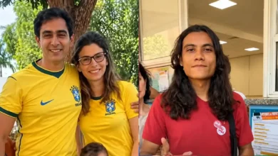 Eleitores de Lula e Flávio Bolsonaro exibem preferências políticas através do vestuário em Goiânia