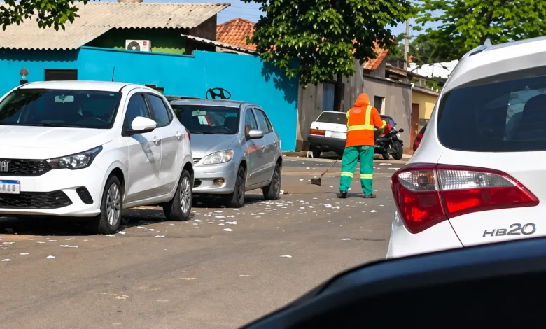 Eleitores denunciam sujeira urbana causada por derramamento de santinhos em Goiânia