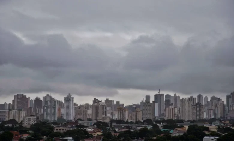 Eleitores enfrentam calor intenso e risco de tempestades durante votação