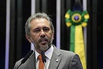 Elmano de Freitas garante reeleição ao governo do Ceará após disputa com Ciro Gomes
