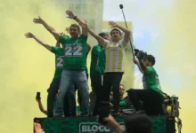 Em ato na Paulista, Flávio garante que Bolsonaro entregará faixa presidencial