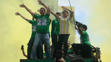 Em ato na Paulista, Flávio garante que Bolsonaro entregará faixa presidencial