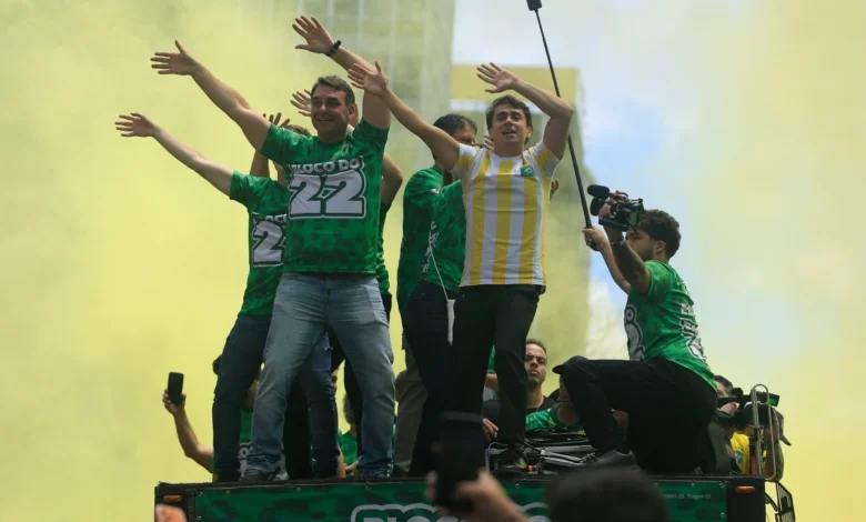 Em ato na Paulista, Flávio garante que Bolsonaro entregará faixa presidencial