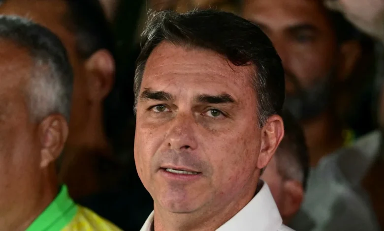 Em carta golpista divulgada nos Estados Unidos, Flávio Bolsonaro se autoproclama presidente