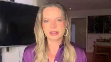 Em live com André Janones, Joice Hasselmann chama Flávio Bolsonaro de o pior da família