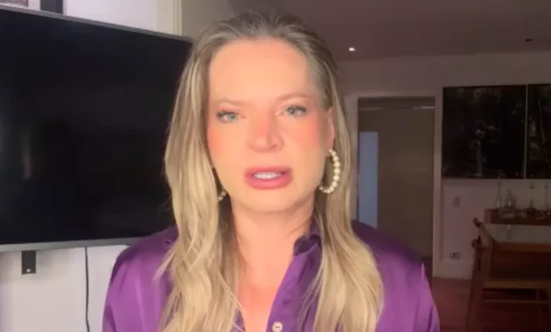 Em live com André Janones, Joice Hasselmann chama Flávio Bolsonaro de o pior da família