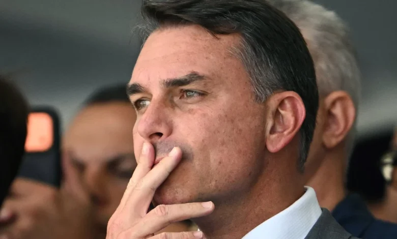 Empresário afirma que viagem de fuga de Flávio Bolsonaro teve pagamento feito dos EUA por intermediário