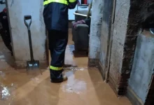 Enxurrada invade residência e cobre pisos com lama após temporal na madrugada