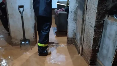 Enxurrada invade residência e cobre pisos com lama após temporal na madrugada