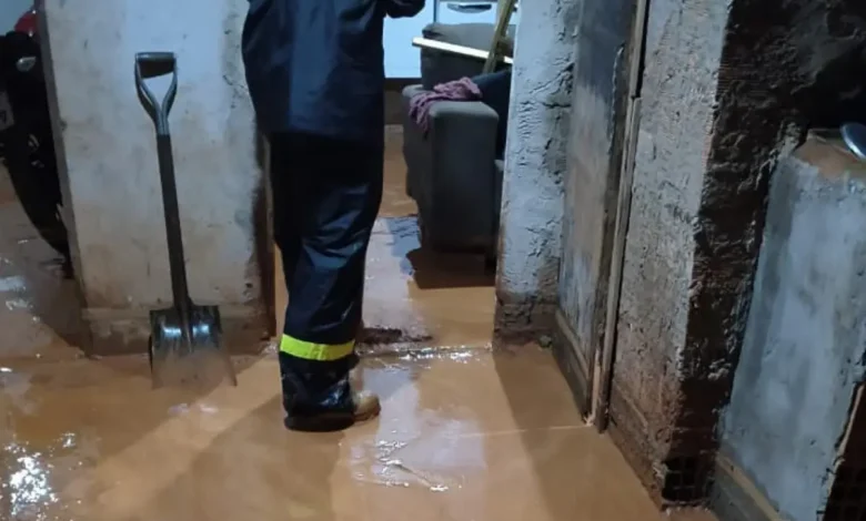 Enxurrada invade residência e cobre pisos com lama após temporal na madrugada