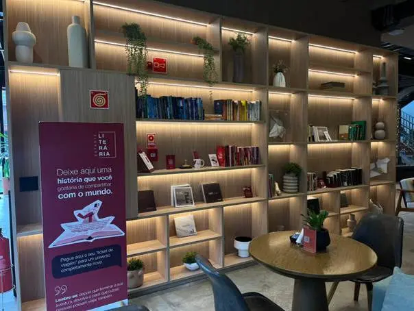 Estante comunitária em goiânia incentiva leitura gratuita
