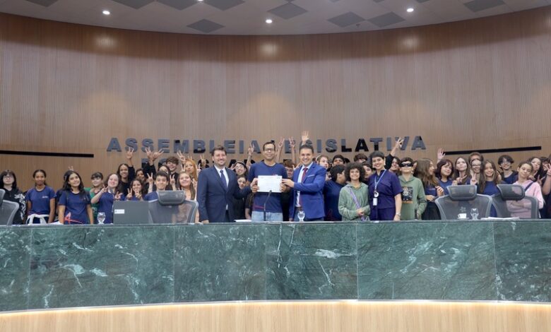 Estudantes conhecem funcionamento do Parlamento em visita educativa