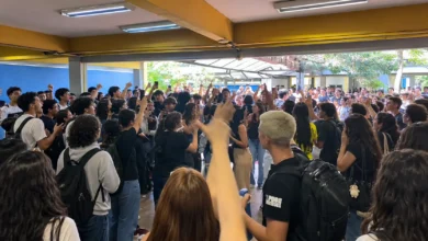 Estudantes entram em conflito verbal nos corredores da universidade em Goiânia
