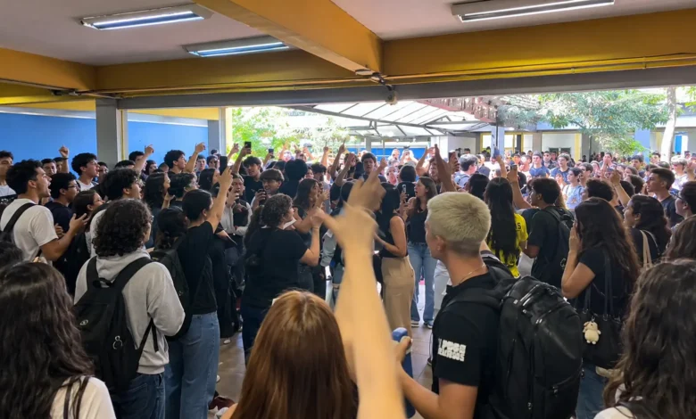 Estudantes entram em conflito verbal nos corredores da universidade em Goiânia