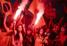 Estudantes ocupam a Esplanada dos Ministérios em ato pró-Lula e contra Flávio Bolsonaro