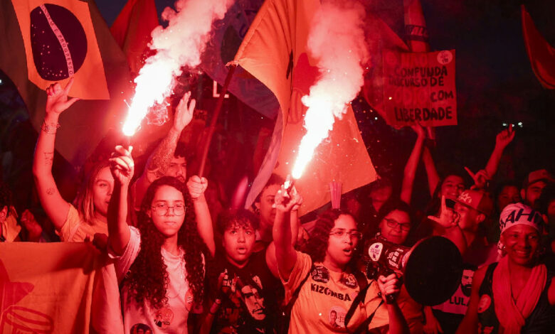 Estudantes ocupam a Esplanada dos Ministérios em ato pró-Lula e contra Flávio Bolsonaro