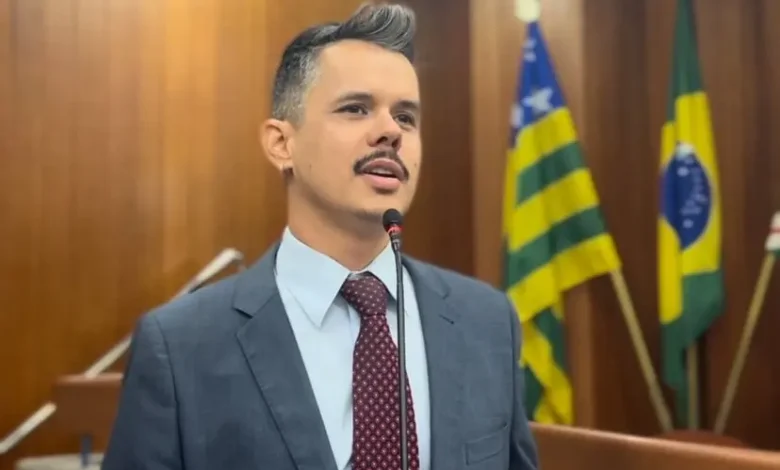 Fabrício Rosa assume mandato na Alego com foco em segurança pública e oposição