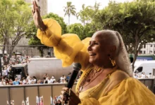 Fafá de Belém entoa Vermelho durante as celebrações do Círio de Nazaré