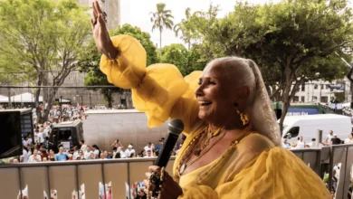 Fafá de Belém entoa Vermelho durante as celebrações do Círio de Nazaré