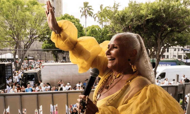 Fafá de Belém entoa Vermelho durante as celebrações do Círio de Nazaré