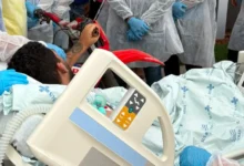 Família leva motocicleta a hospital para motivar jovem internado após complicações com medicamento