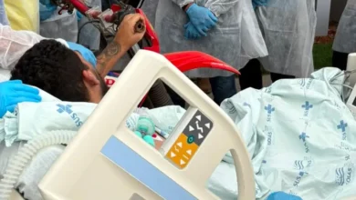 Família leva motocicleta a hospital para motivar jovem internado após complicações com medicamento