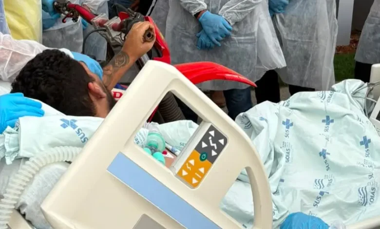 Família leva motocicleta a hospital para motivar jovem internado após complicações com medicamento