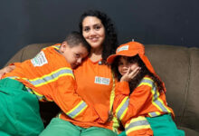 Filhos de gari da Comurg homenageiam o trabalho da mãe com uniformes personalizados