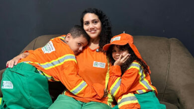 Filhos de gari da Comurg homenageiam o trabalho da mãe com uniformes personalizados