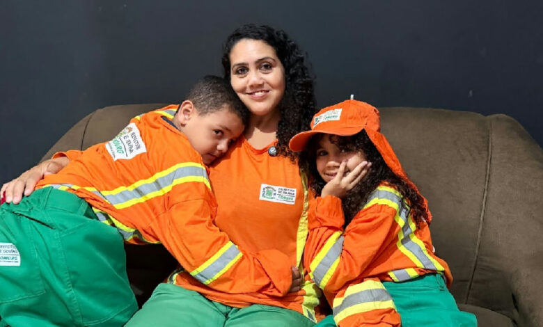 Filhos de gari da Comurg homenageiam o trabalho da mãe com uniformes personalizados