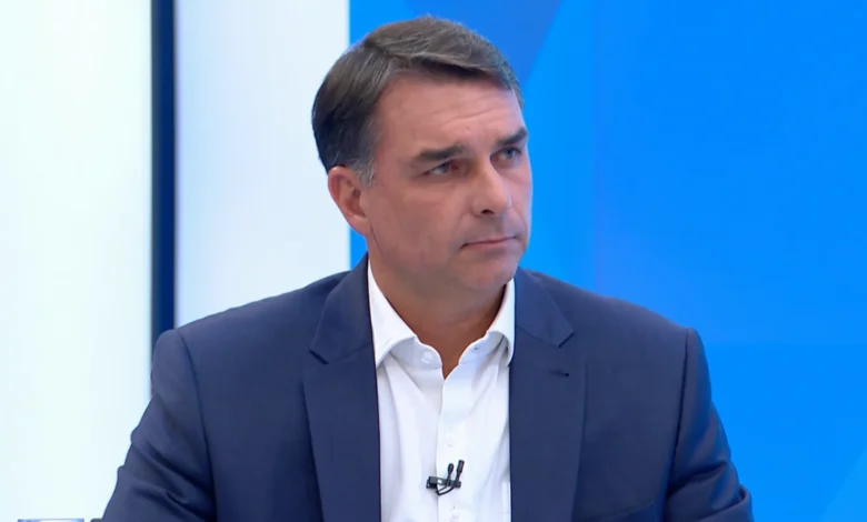 Flávio afasta Eduardo do Itamaraty e diz que Jair nunca pediu cargo