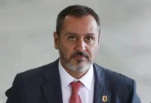 Flávio Bolsonaro aciona Justiça contra diretor da Polícia Federal por suposta interferência eleitoral
