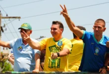 Flávio Bolsonaro aponta guerra espiritual durante ato religioso no Rio de Janeiro
