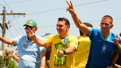 Flávio Bolsonaro aponta guerra espiritual durante ato religioso no Rio de Janeiro