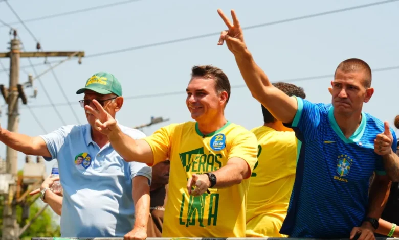 Flávio Bolsonaro aponta guerra espiritual durante ato religioso no Rio de Janeiro