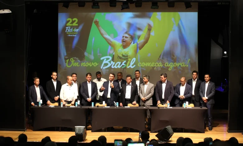 Flávio Bolsonaro articula apoio de governadores e busca votos de indecisos no 2º turno