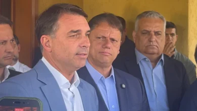 Flávio Bolsonaro busca apoio do Republicanos com articulação de Tarcísio de Freitas