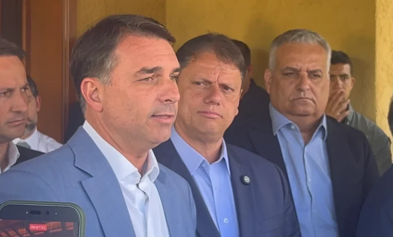 Flávio Bolsonaro busca apoio do Republicanos com articulação de Tarcísio de Freitas