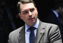 Flávio Bolsonaro cancela participação em debate da Globo e denuncia censura judicial